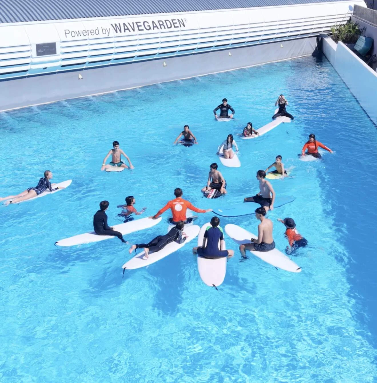 Equipe AWE acompanhando uma experiência de surf